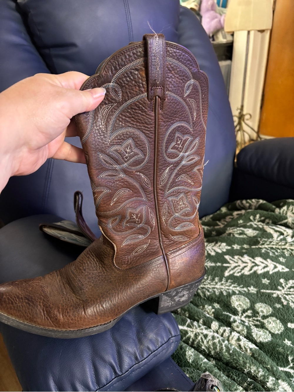 Ariat leather Heritage cowboy boots. Size 9